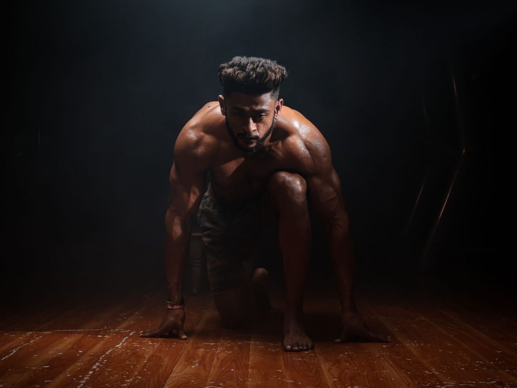 Dynamic image of a muscular man in a kneeling start position, highlighting strength and focus. — Lamar Edge Stride Properly 4